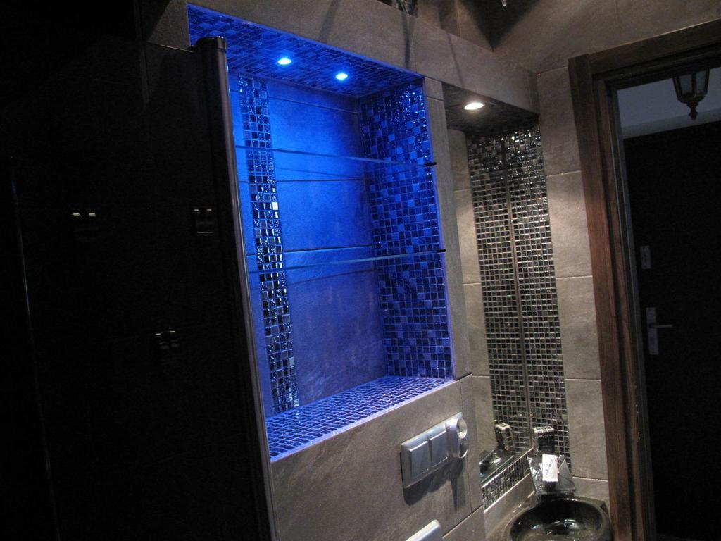 Apartament Neon Gdynia Bilik gambar