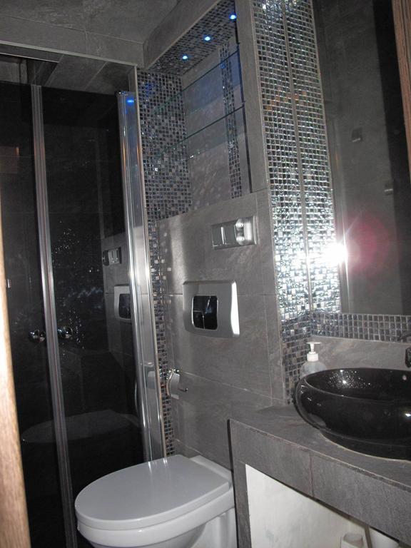 Apartament Neon Gdynia Bilik gambar