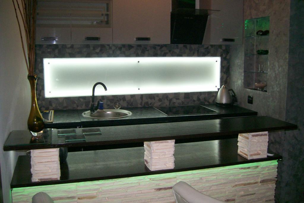 Apartament Neon Gdynia Bilik gambar